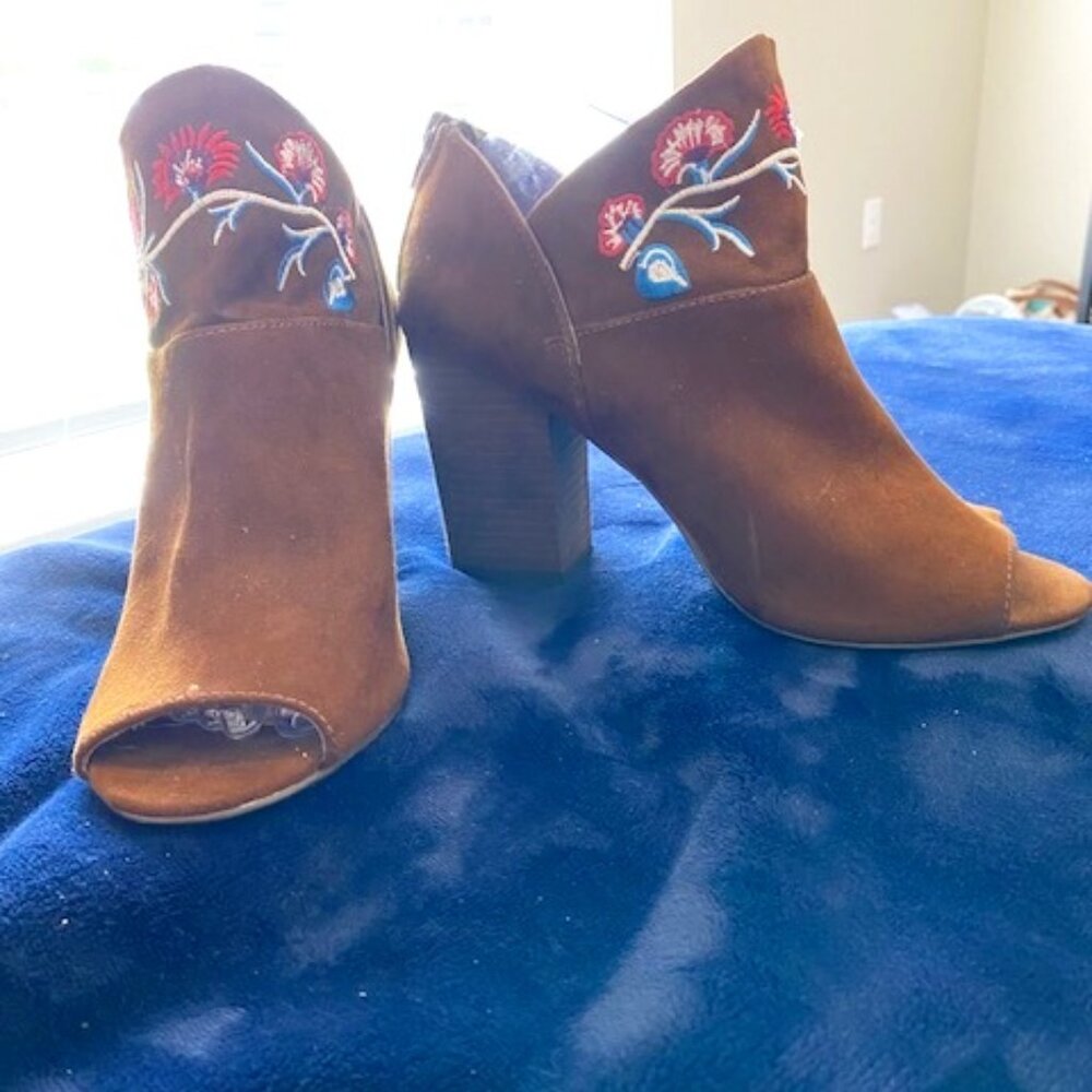 CARLOS BY CARLOS SANTANA JAZLYN EMBROIDERED SUEDE OPEN TOE BOOT SZ 9.5